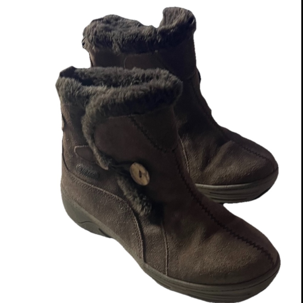 Hi-Tec women size 9 brown suede faux fur trim button detail mid cuff boots